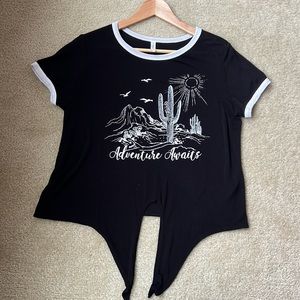 Atticute Medium Black/White Short Sleeve Top
